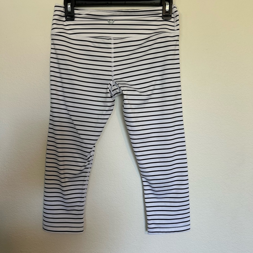 Scorpio Sol Luxury Performance Crop
Size S White Black Stripe